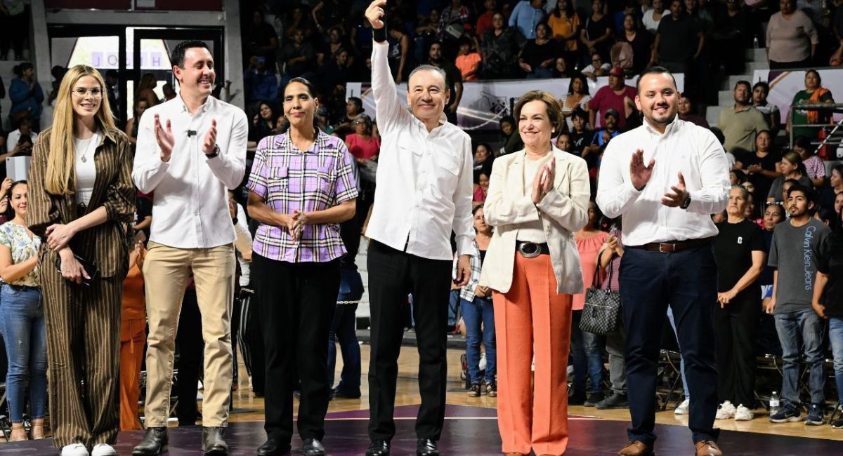 Entrega Alfonso Durazo becas en apoyo económico para el fortalecimiento de las familias