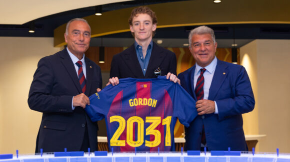 Barcelona presenta a Anthony Gordon como su primer refuerzo para la temporada 2026-2027