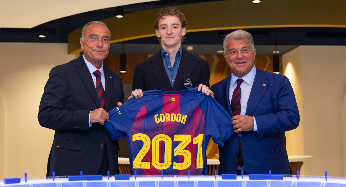 Anthony Gordon fue presentado como el primer refuerzo del Barcelona para la temporada 2026-2027