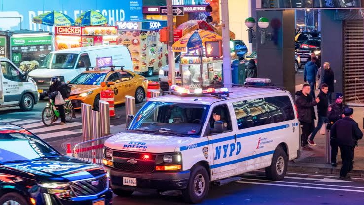 Hombre muere apuñalado en Times Square; NYPD busca a tres sospechosos.