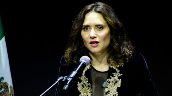 Ayuso acusa a Pedro Sánchez y a Claudia Sheinbaum de no garantizar su seguridad en México