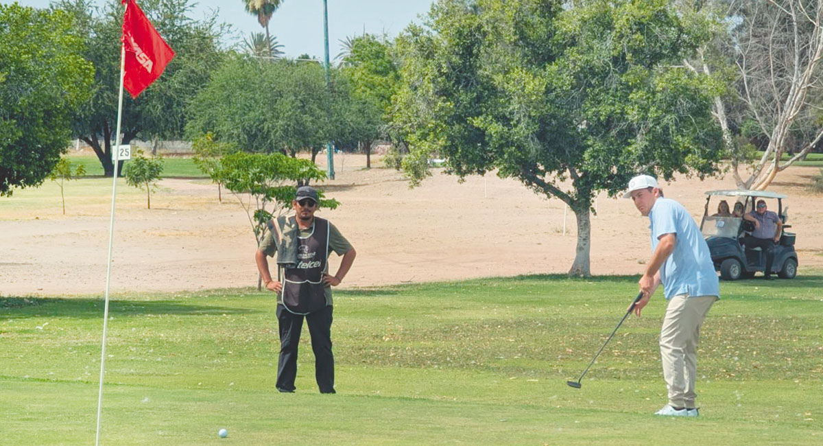 Barnetche con un putt largo en el hoyo 18, donde selló su victoria