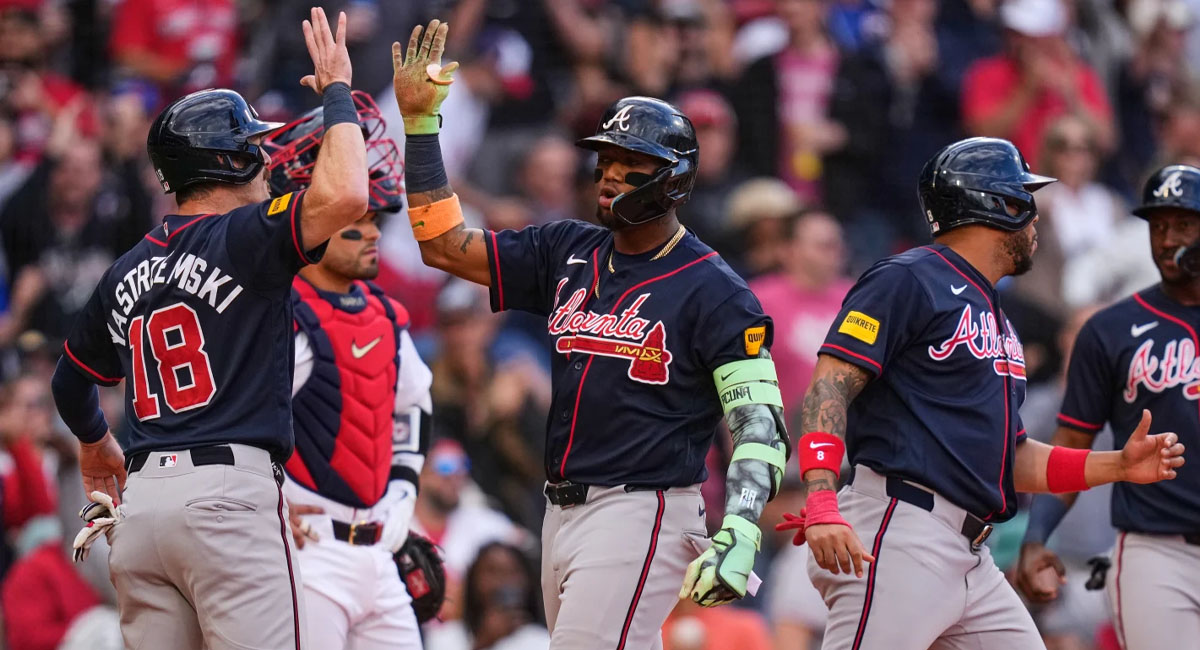 Acuña es felicitado después de anotar con el cañonazo que disparó