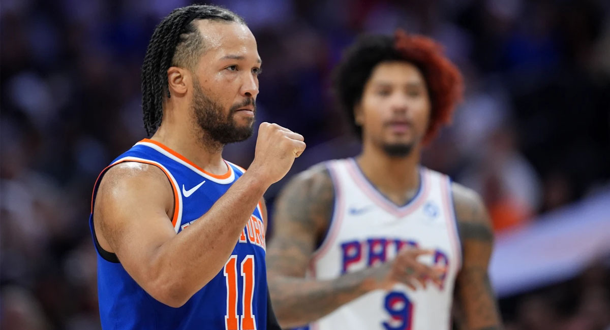 Brunson festeja después de encestar en contra de los Sixers