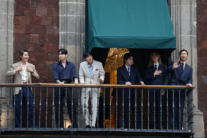 BTS saludan a sus ARMYs en Palacio Nacional acompañados de Claudia Sheinbaum