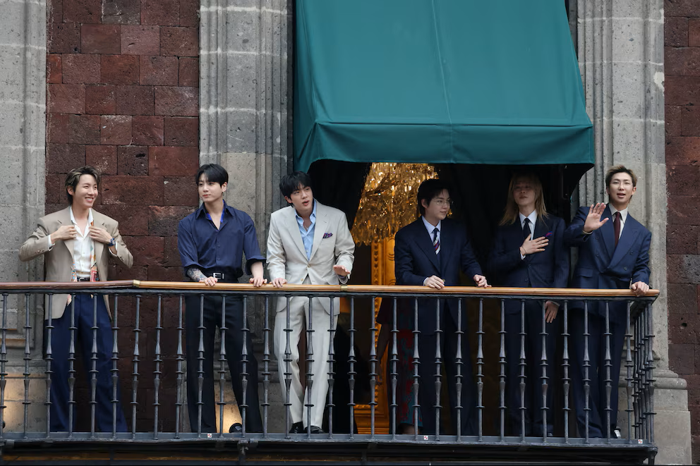 BTS saludan a sus ARMYs en Palacio Nacional acompañados de Claudia Sheinbaum