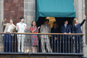 BTS saludan a sus ARMYs en Palacio Nacional acompañados de Claudia Sheinbaum