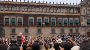 BTS saludan a sus ARMYs en Palacio Nacional acompañados de Claudia Sheinbaum