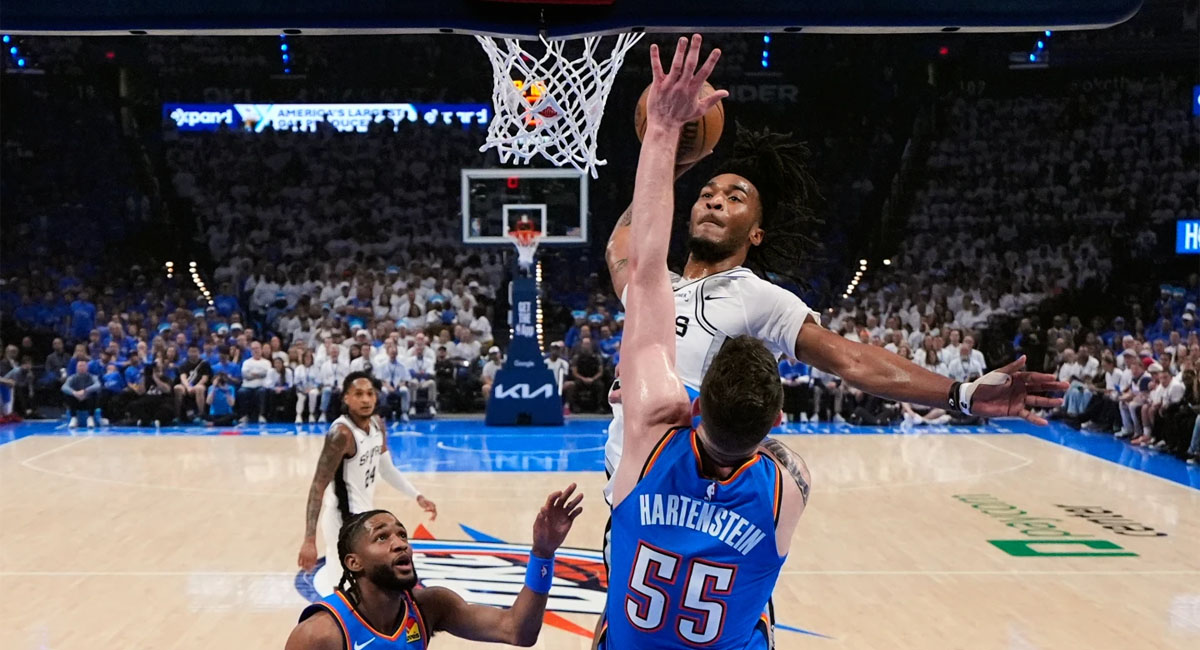 Castle encabezó el ataque de los Spurs, que regresan a casa para el juego 3