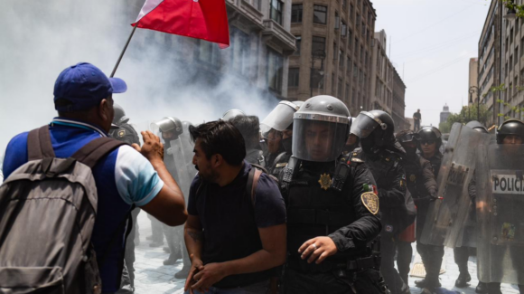 Momentos de tensión se viven entre la CNTE y policías en intento por llegar al Zócalo