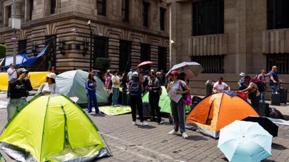 La CNTE instala plantón en Centro Histórico de CDMX para exigir la abrogación de Ley del ISSSTE
