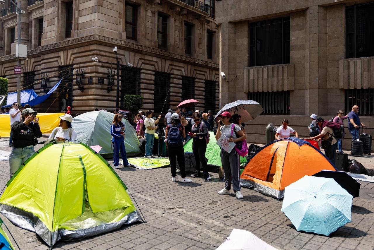 La CNTE instala plantón en Centro Histórico de CDMX para exigir la abrogación de Ley del ISSSTE.