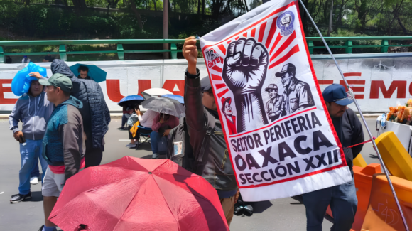 CNTE escala protesta en Oaxaca; acuerdan bloqueo en Pemex, casetas y aeropuerto  