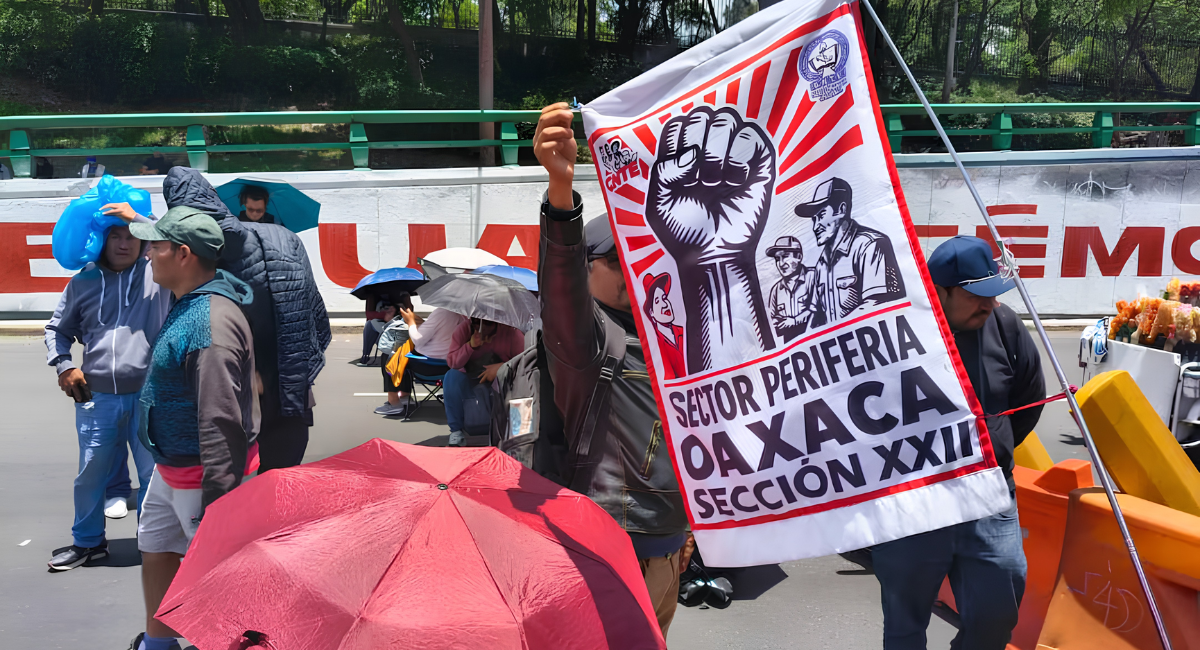 CNTE escala protesta en Oaxaca; acuerdan bloqueo en Pemex, casetas y aeropuerto