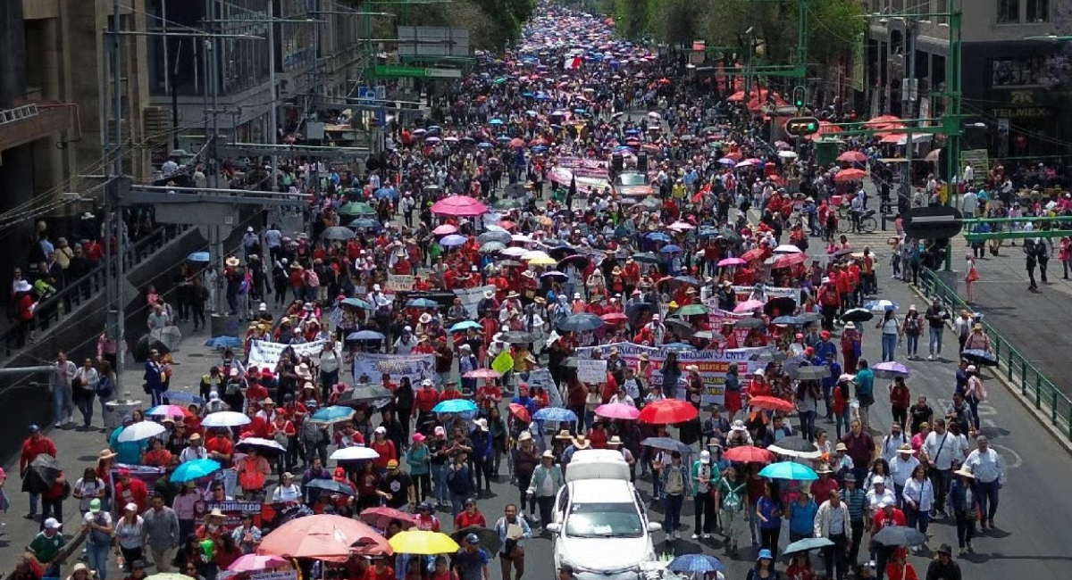 CNTE inicia marcha en CDMX rumbo al Zócalo; arremeten contra Mario Delgado