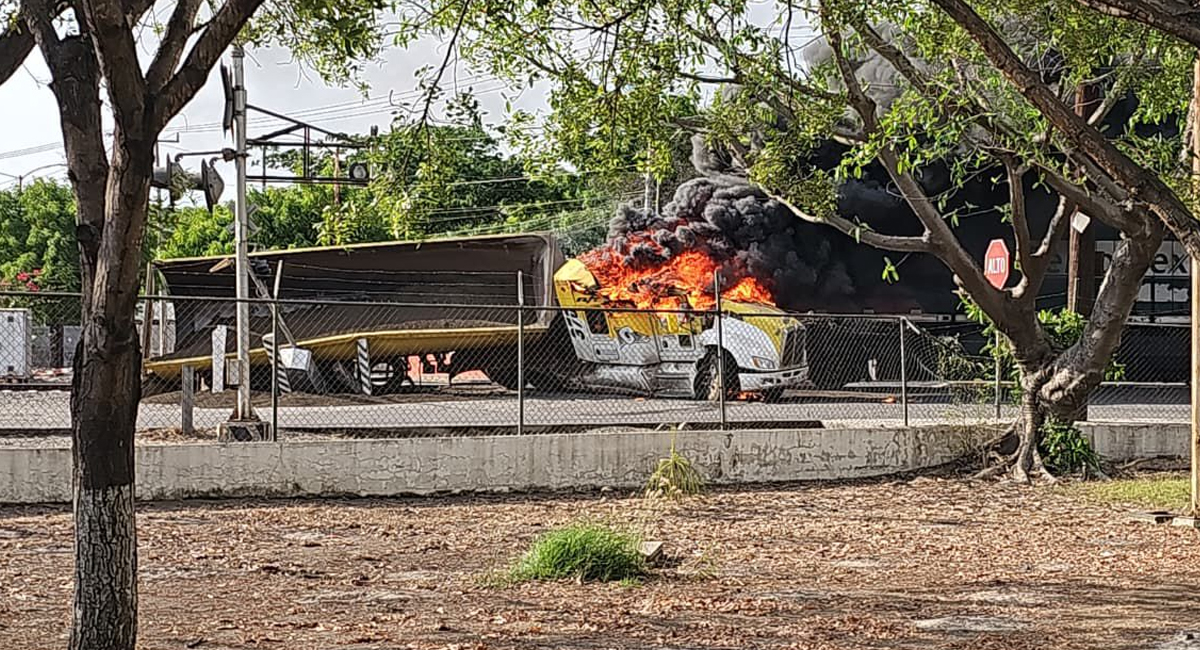 VIDEO: Se desata quema de vehículos y bloqueo de carreteras tras enfrentamiento armado en Colima