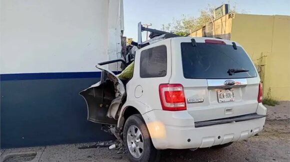 Menor de 17 años muere al impactar camioneta contra barda en Magdalena de Kino, Sonora