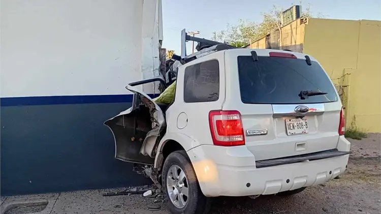 Menor de 17 años muere al impactar camioneta contra barda en Magdalena de Kino, Sonora.
