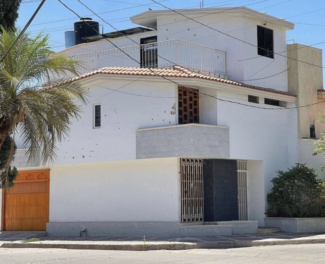 SSP de Sinaloa confirma ataque contra vivienda de exgobernador Rocha Moya en Culiacán.