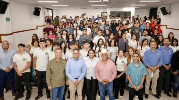 Entregan incubadora para proyecto de repoblamiento de guajolote en la Universidad de la Sierra