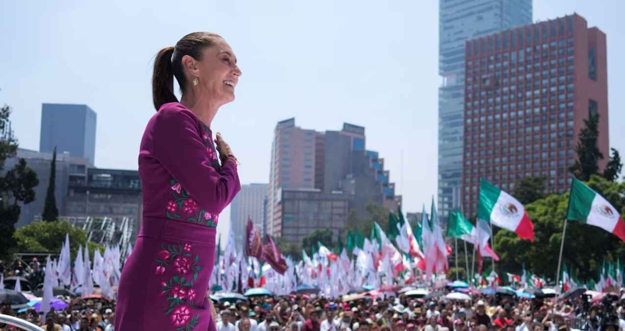Claudia Sheinbaum reúne a más de 130 mil personas en conmemoración de su victoria electoral.