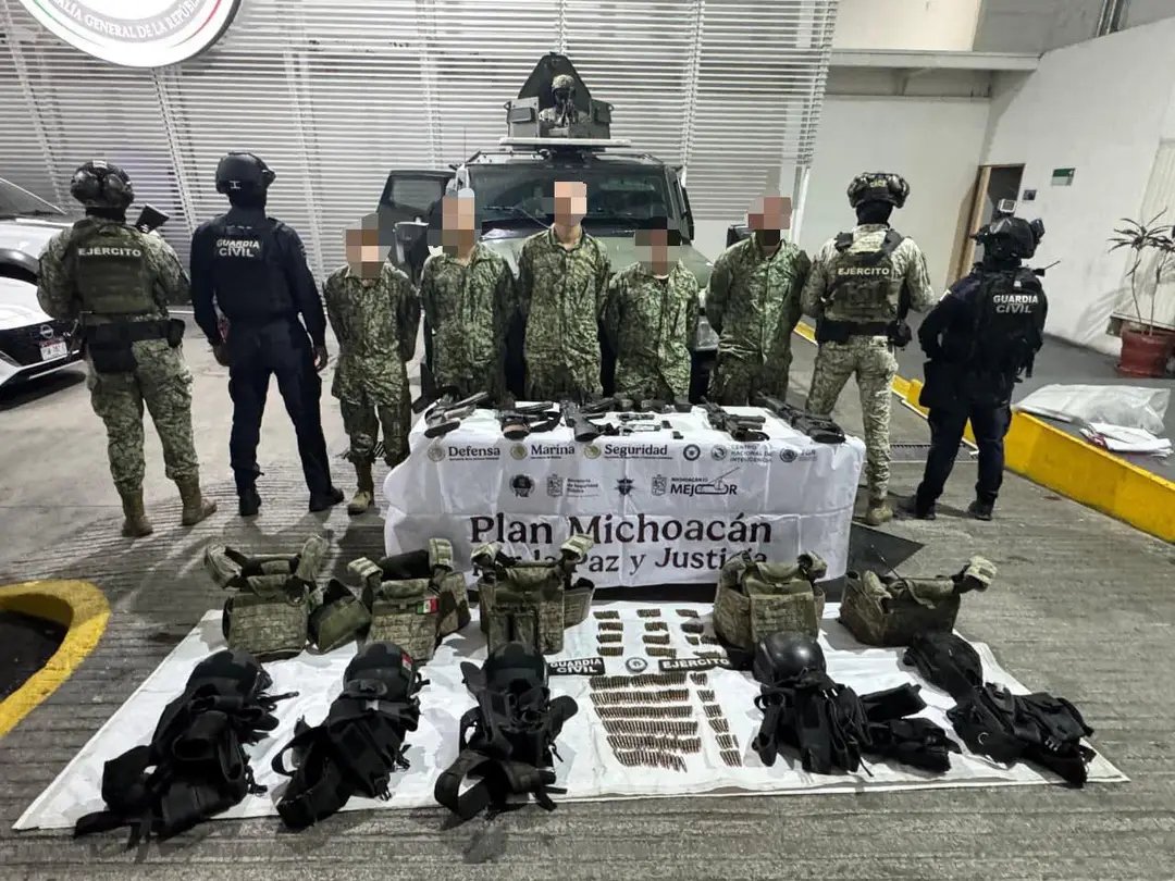 Detienen a cinco presuntos integrantes del CJNG en Zitácuaro, Michoacán.