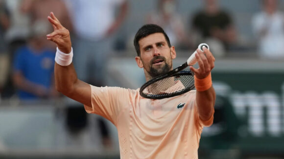Djokovic se impone al francés Valentin Royer y al público para avanzar en Roland Garros