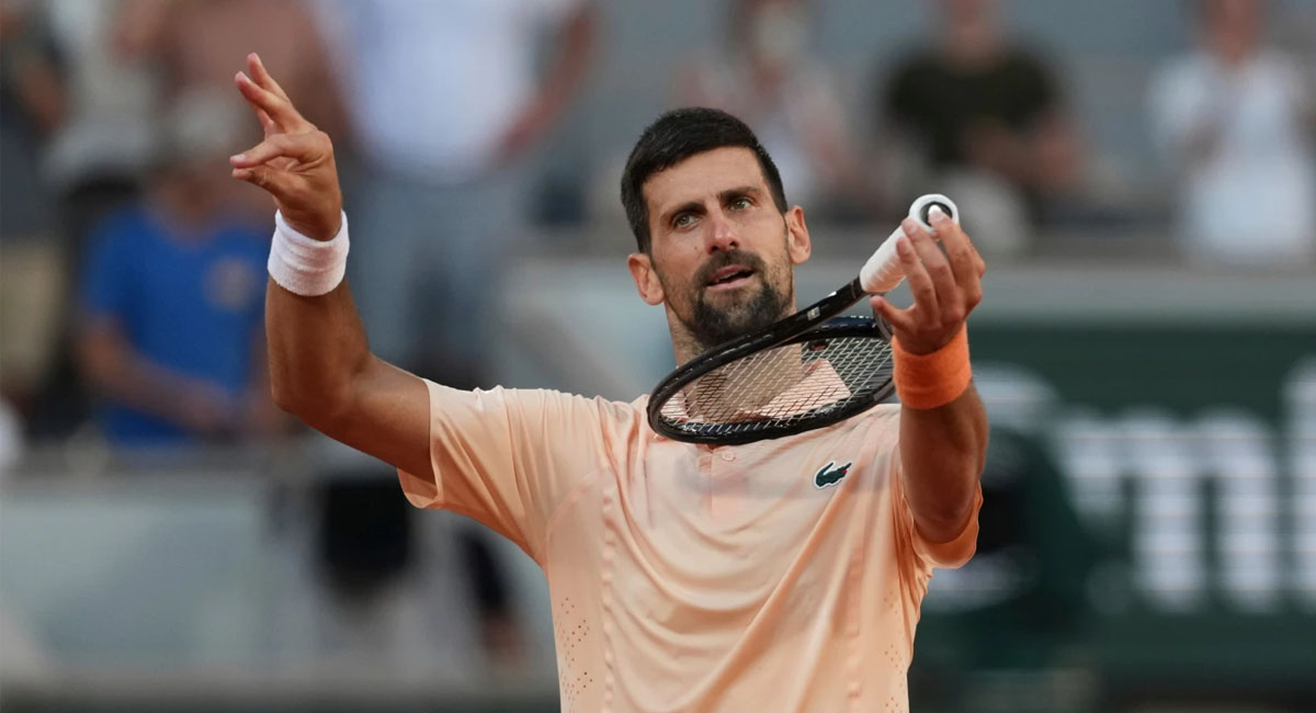 Djokovic celebra después de superar al francés Royer para avanzar a la siguiente ronda