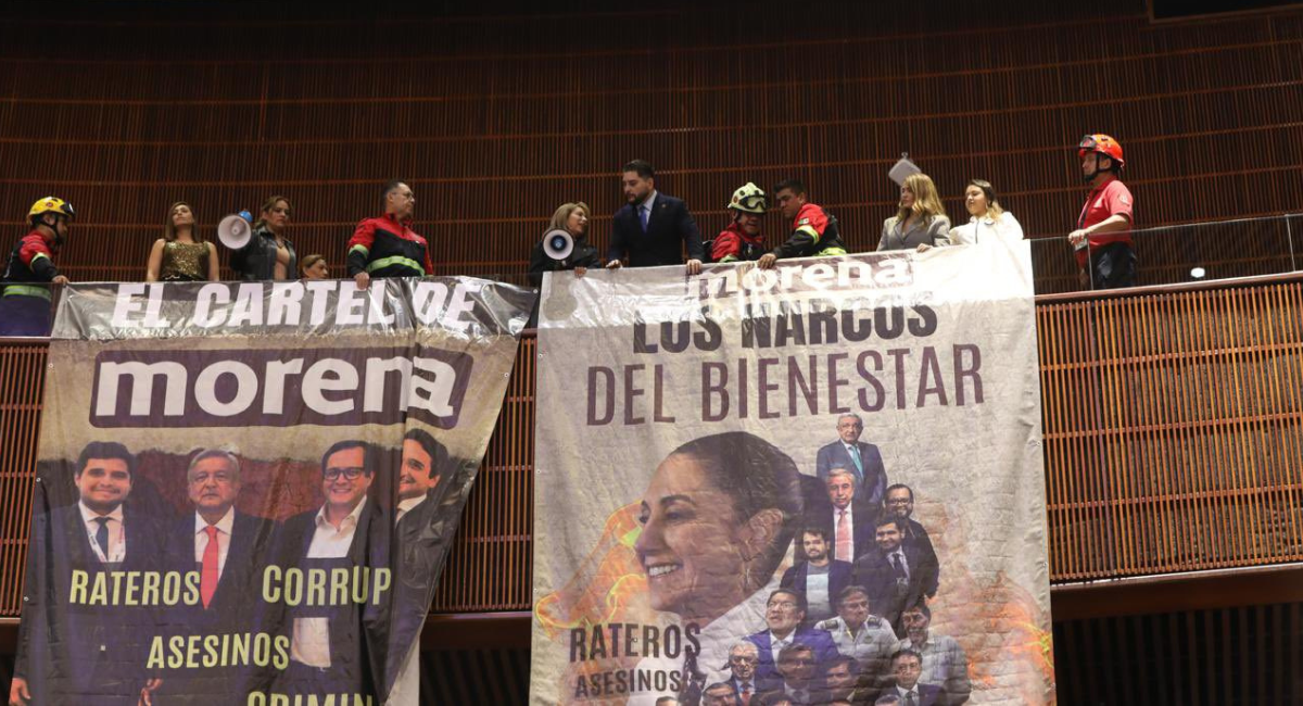 Diputados del PRI despliegan mantas contra Morena en San Lázaro; vinculan al partido con el narco