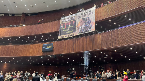 Diputados del PRI despliegan mantas contra Morena en San Lázaro; vinculan al partido con el narco