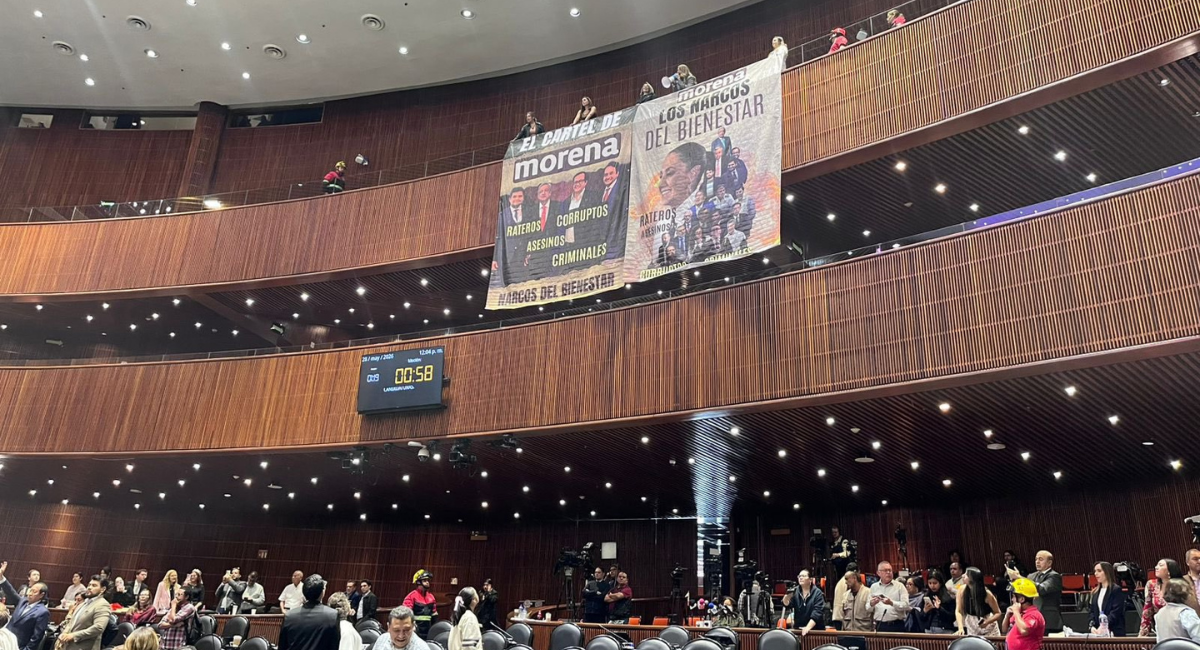 Diputados del PRI despliegan mantas contra Morena en San Lázaro; vinculan al partido con el narco