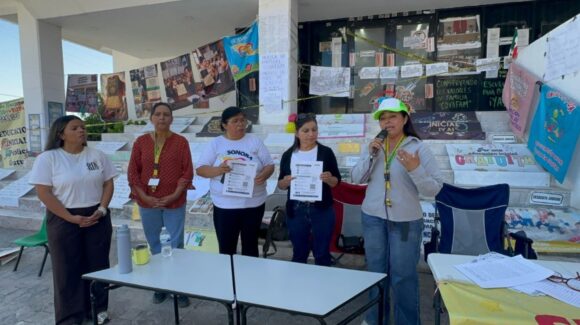 Directoras de estancias infantiles continúan con la huelga de hambre frente al Congreso