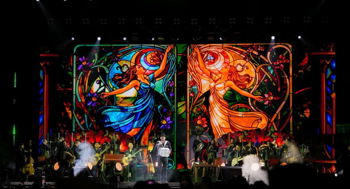 Edén Muñoz clausura la ExpoGan Sonora 2026 con cuatro horas de música ante miles de fans