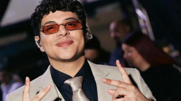 Cuelgan narcomanta en Tijuana en contra de Eduin Caz, vocalista de Grupo Firme: “Te vamos a fusilar”
