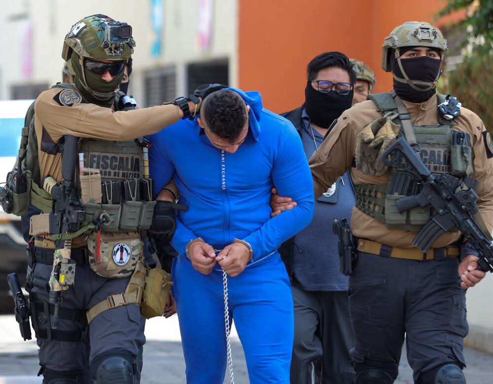 Detienen a 'El Deivid', líder de La Chokiza, en Aeropuerto Internacional de la Ciudad de México.