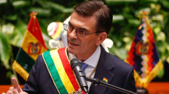 El presidente de Bolivia rebaja su salario a la mitad en medio de las protestas
