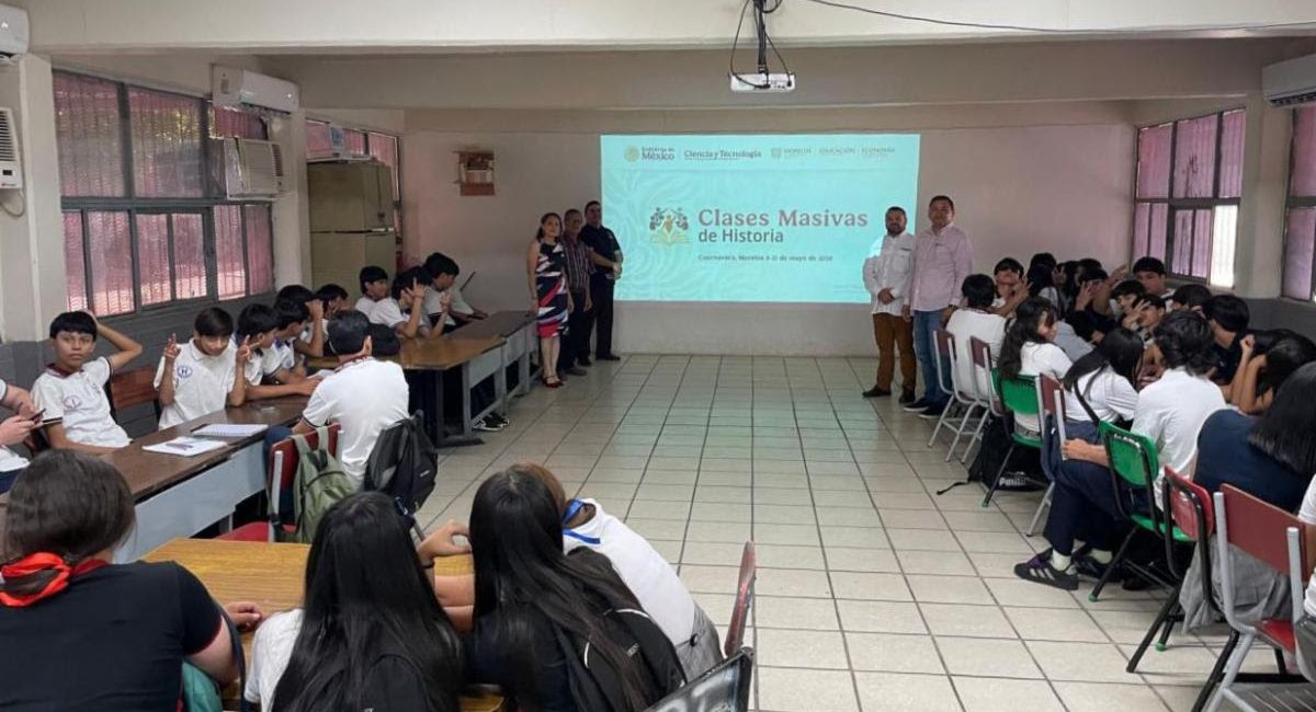 Estudiantes participan en jornada de Clases Masivas de Historia