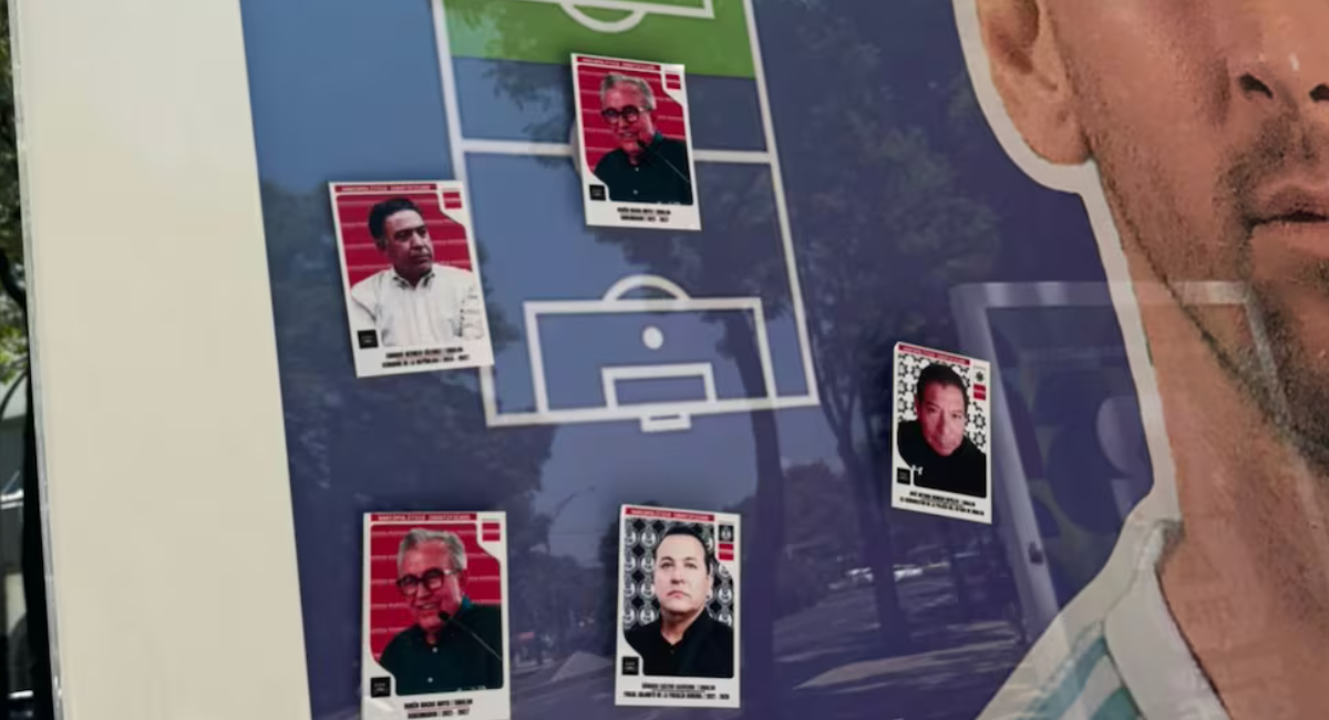 FOTOS: Messi, Ronaldo y ¿Rocha Moya?; pegan estampas de políticos acusados por EU en exposición del Mundial 2026