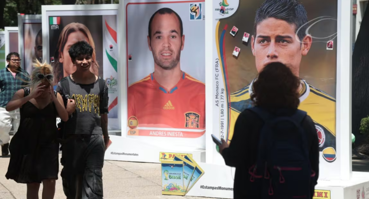 FOTOS: Messi, Ronaldo y ¿Rocha Moya?; pegan estampas de políticos acusados por EU en exposición del Mundial 2026