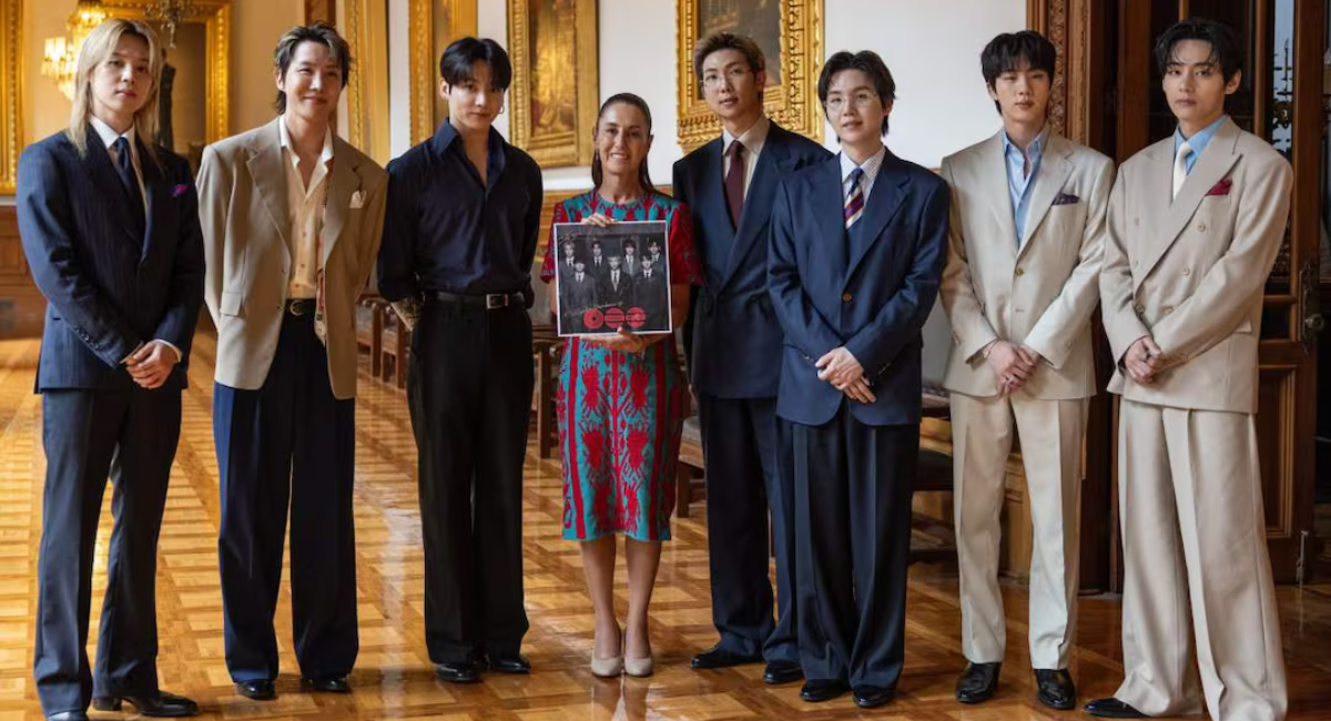 FOTOS Y VIDEO: Sheinbaum da tour a miembros de BTS por Palacio Nacional; les entrega reconocimiento