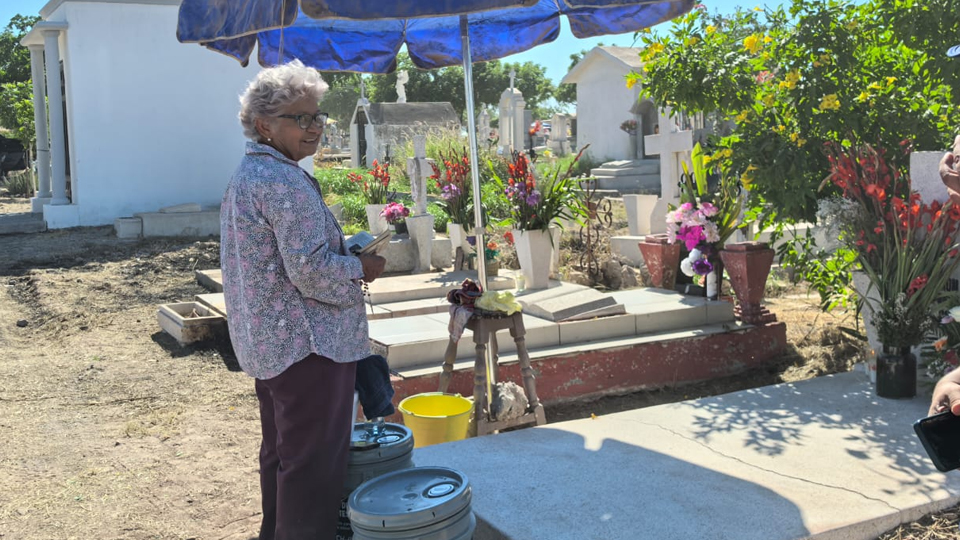 Familias de Cajeme recuerdan a mamás en panteones este 10 de mayo