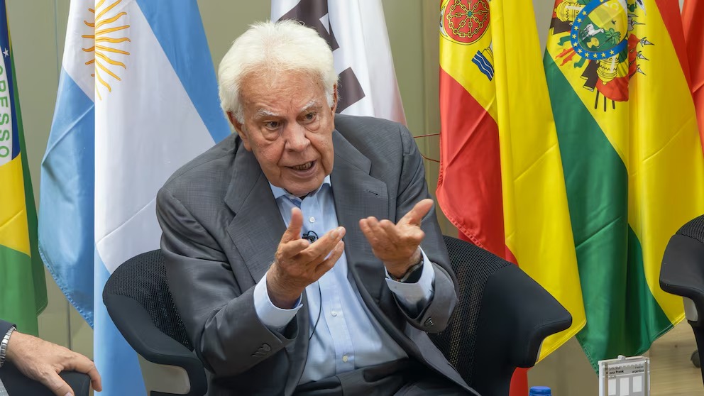 Expresidente del Gobierno de España, recibe premio Ana Frank por su aportación a procesos de paz.