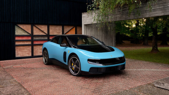 ¡Presentación de lujo! Ferrari muestra su primer auto eléctrico al papa León XIV en Italia