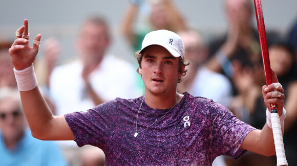 ¡Sorpresa en Roland Garros! João Fonseca vence a Novak Djokovic tras remontar dos sets