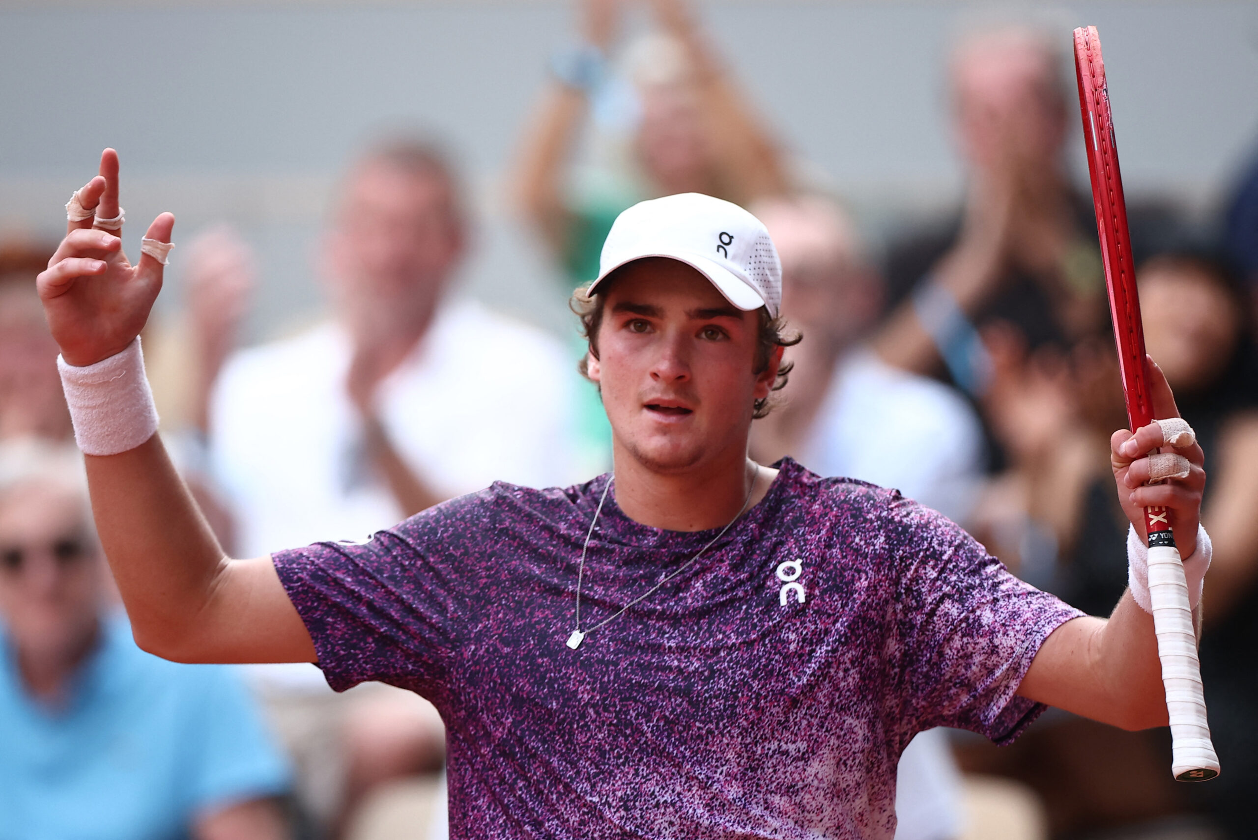 ¡Sorpresa en Roland Garros! João Fonseca vence a Novak Djokovic tras remontar dos sets.