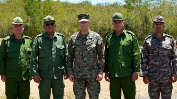 General de Estados Unidos se reúne con mandos militares cubanos en Guantánamo