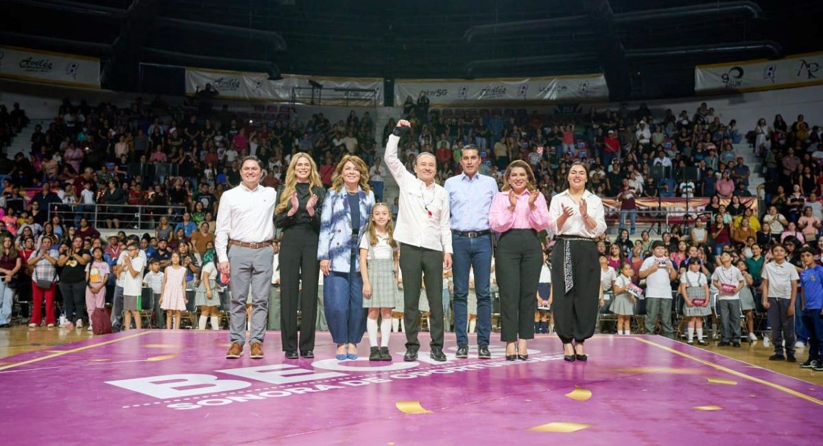 Entregan becas a estudiantes de primaria en Hermosillo