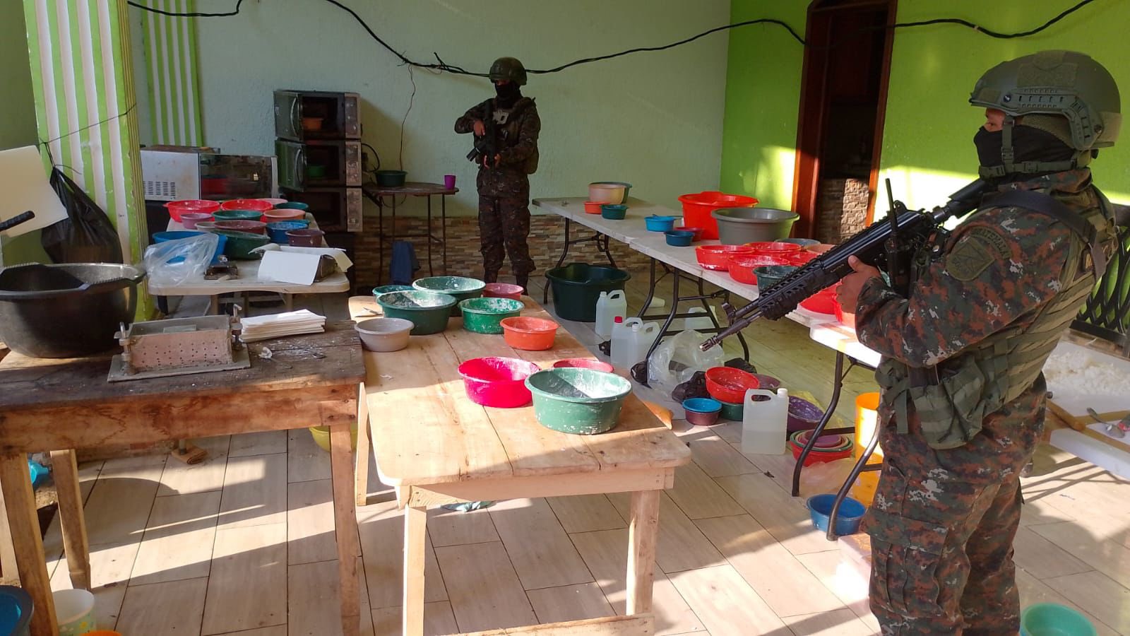 Autoridades de Guatemala desactivan el mayor narcolaboratorio en la frontera con México.
