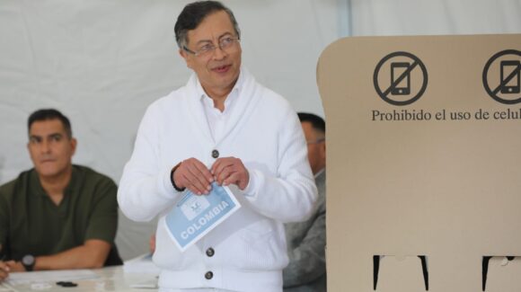 Gustavo Petro pide investigación por presunta duplicación de cédulas en jornada electoral en Colombia