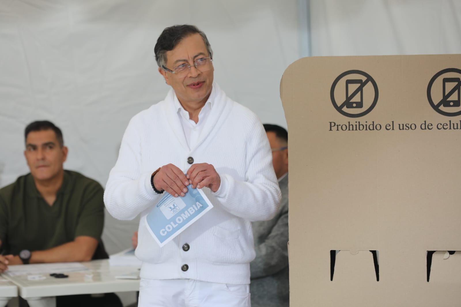 Gustavo Petro pide investigación por presunta duplicación de cédulas en jornada electoral en Colombia.